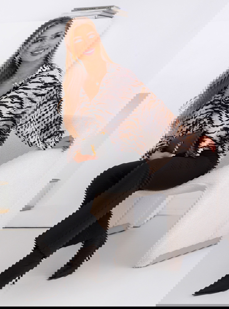 Wzorzysta koszula zapinana na guziki...