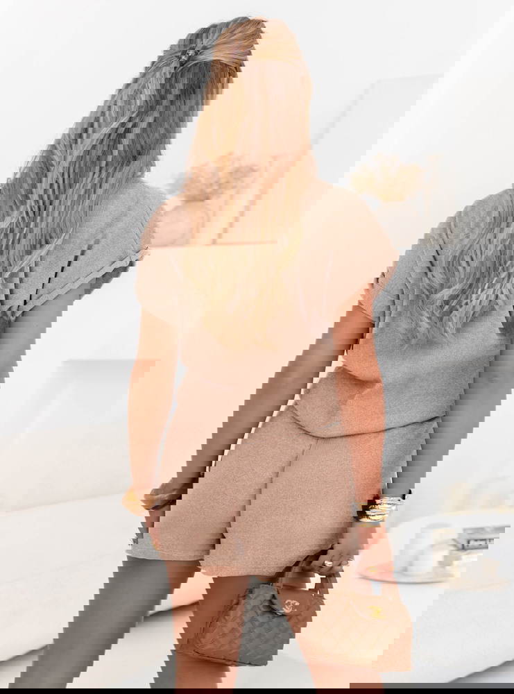 Beżowy prążkowany komplet top i...