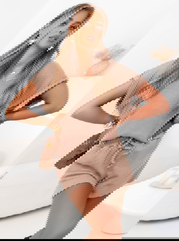 Beżowy prążkowany komplet top i...