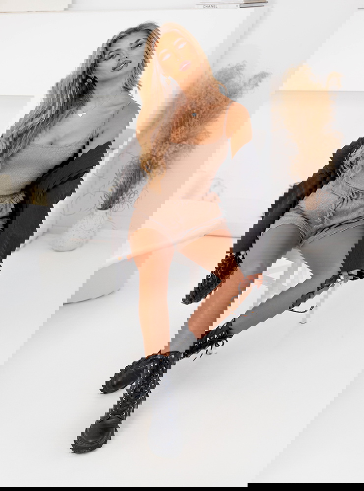 Beżowy prążkowany komplet bluzka na...