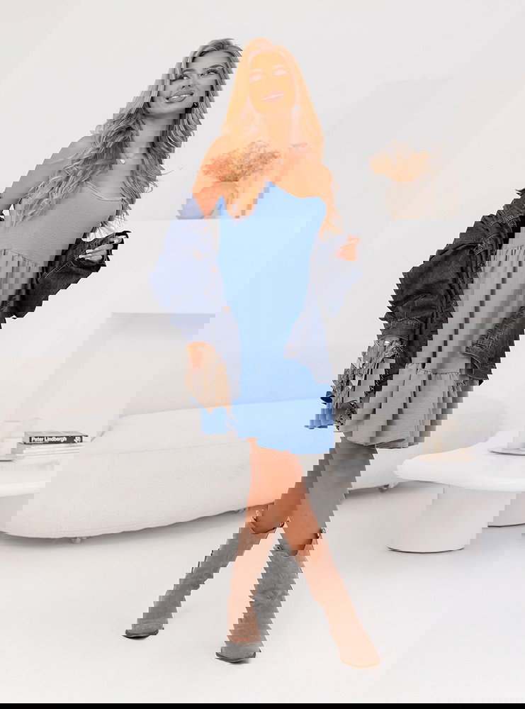 Błękitna rozkloszowana sukienka na...