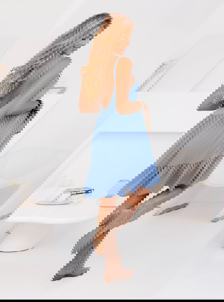 Błękitna rozkloszowana sukienka na...