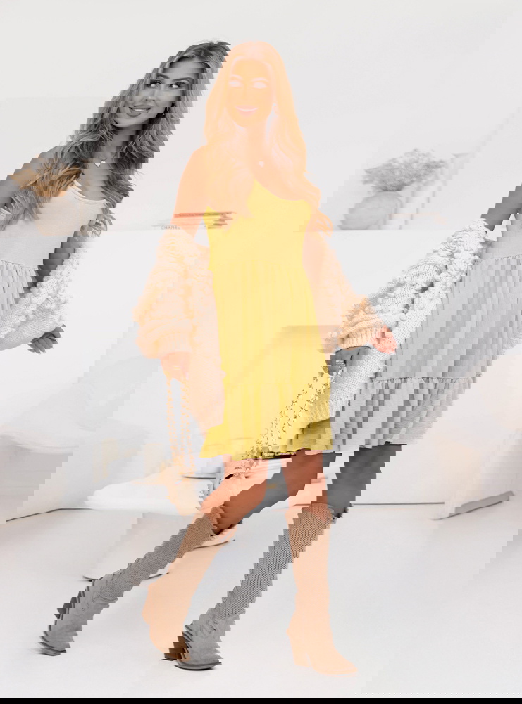 Rozkloszowana sukienka na ramiączkach...