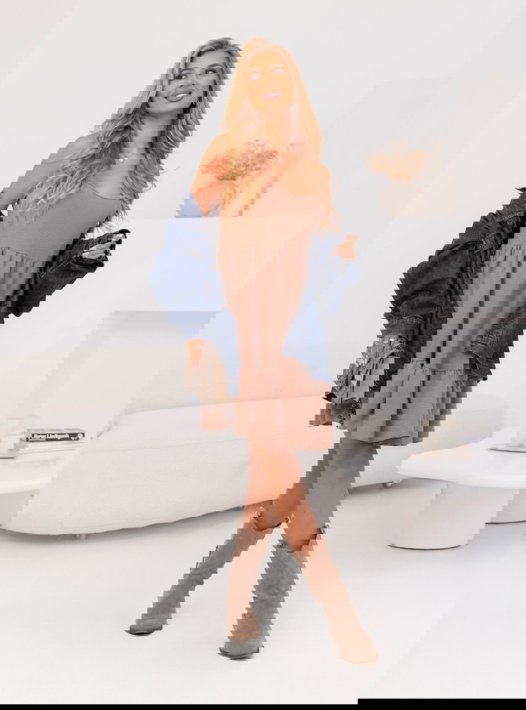 Rozkloszowana sukienka na ramiączkach...