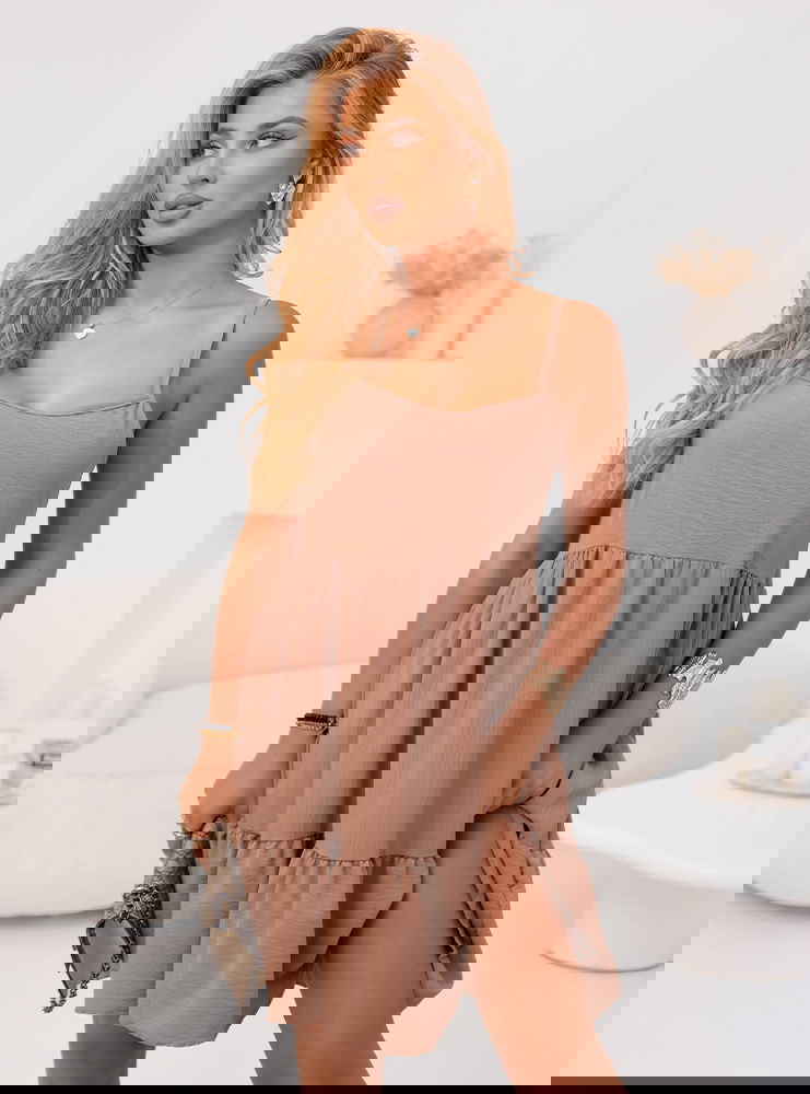 Rozkloszowana sukienka na ramiączkach...