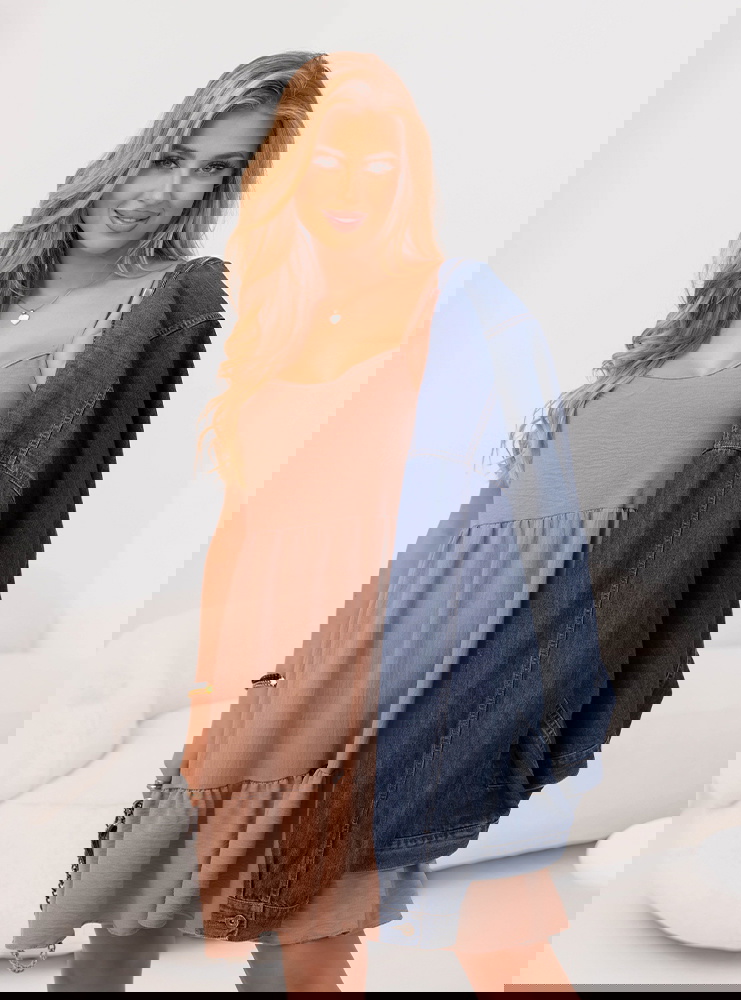 Rozkloszowana sukienka na ramiączkach...