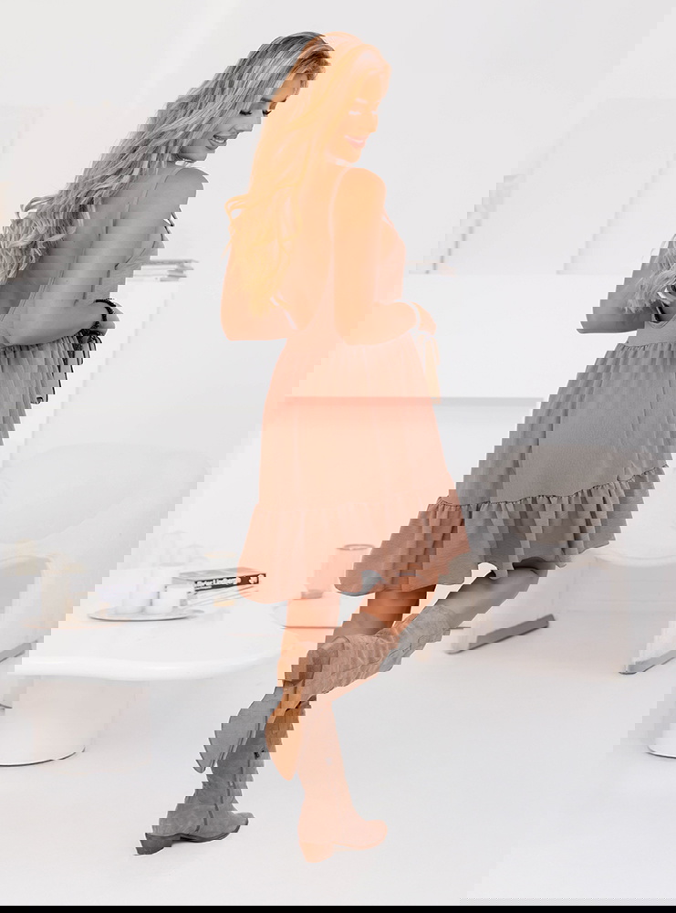 Rozkloszowana sukienka na ramiączkach...