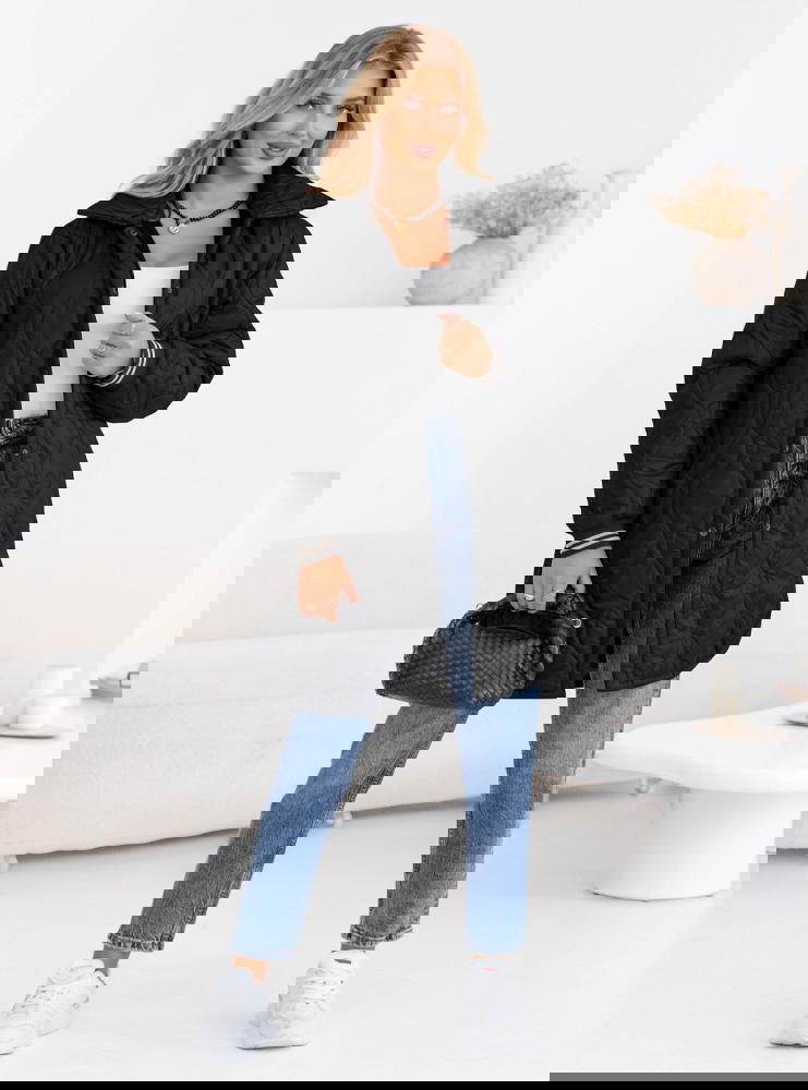 Czarny pikowany płaszcz z paskiem Emerli