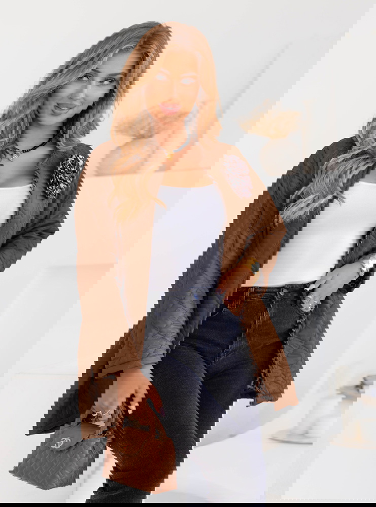 Pikowana kurtka z ozdobną broszką w...