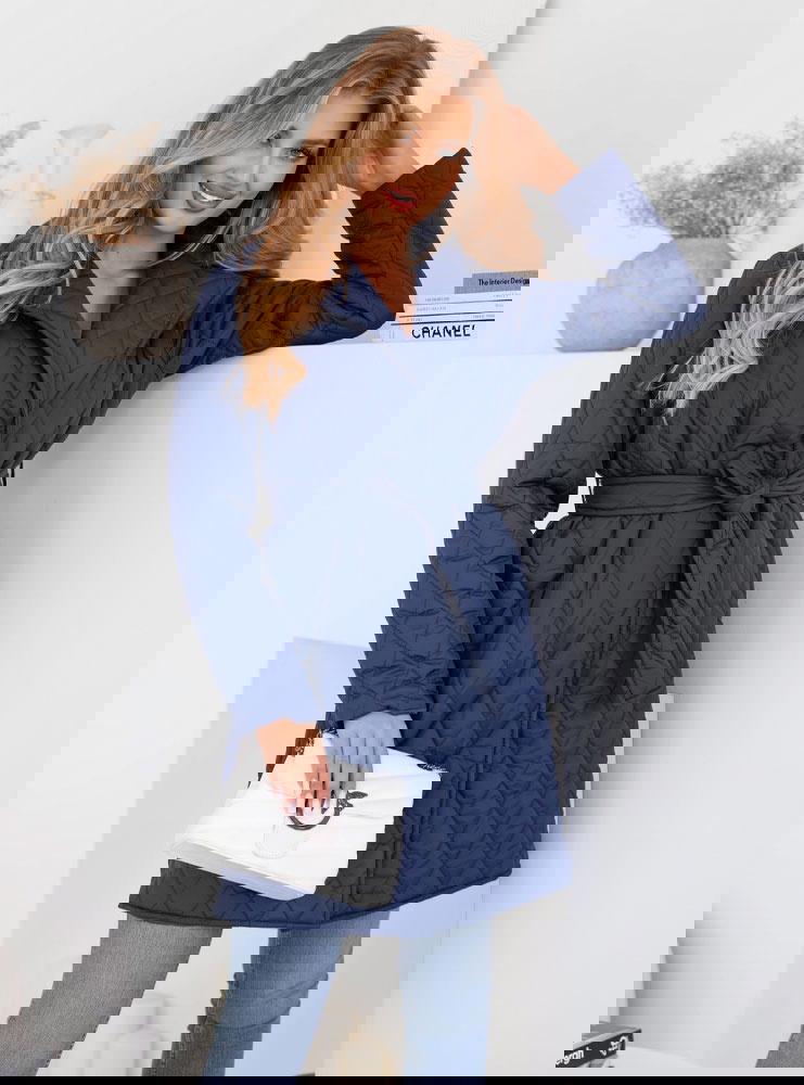 Granatowy płaszcz pikowany z paskiem...