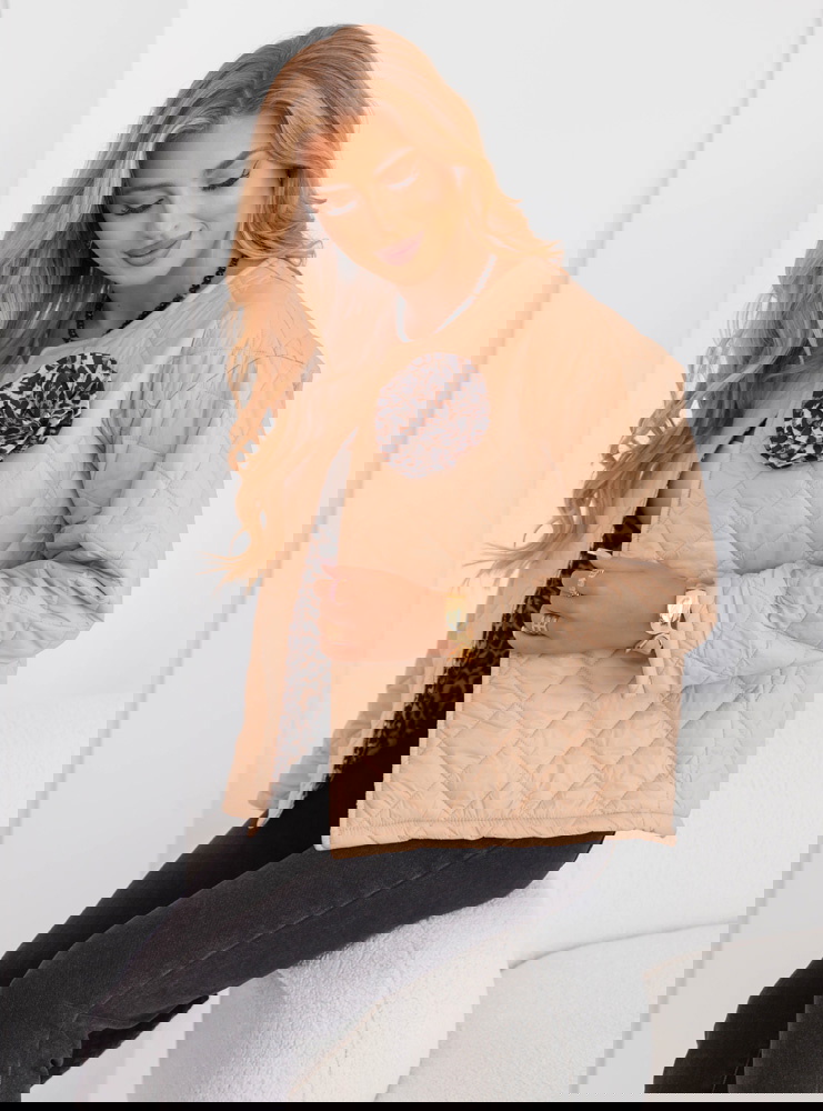 Beżowa pikowana kurtka z ozdobną broszką w kształcie róży Jalita