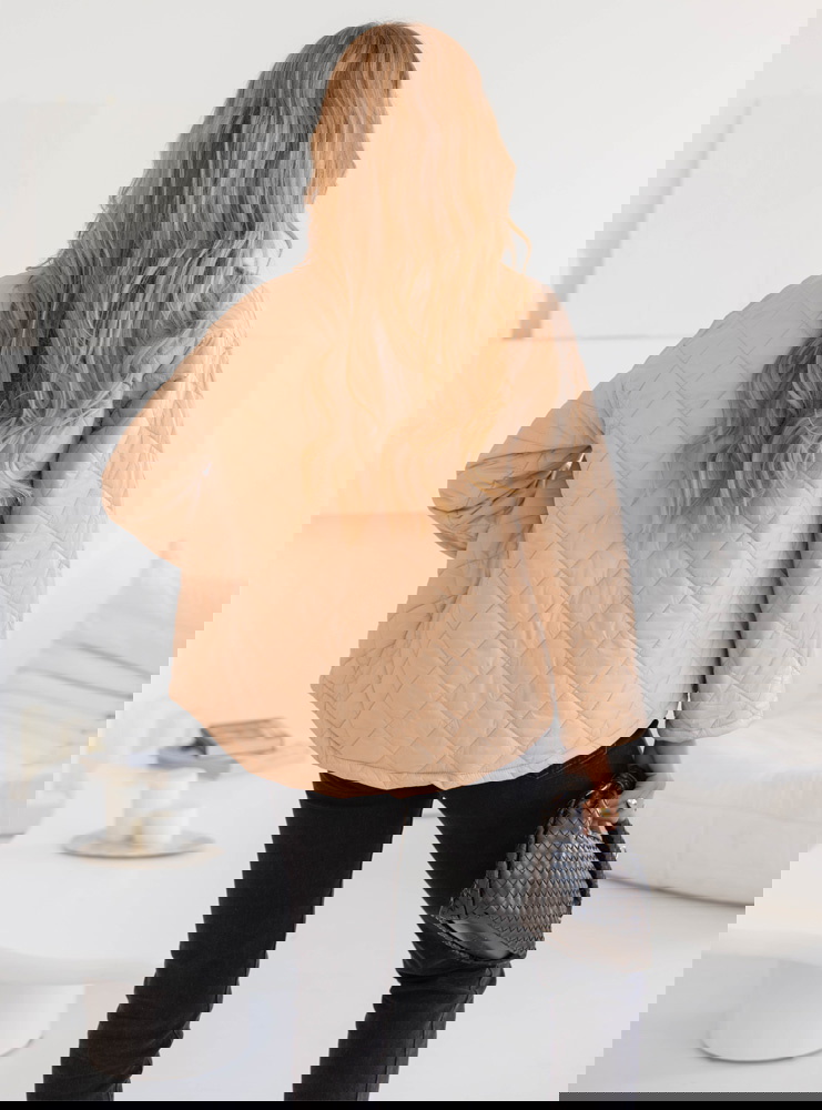 Beżowa pikowana kurtka z ozdobną...