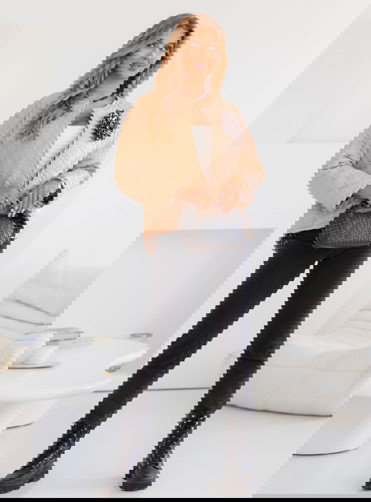 Beżowa pikowana kurtka z ozdobną...