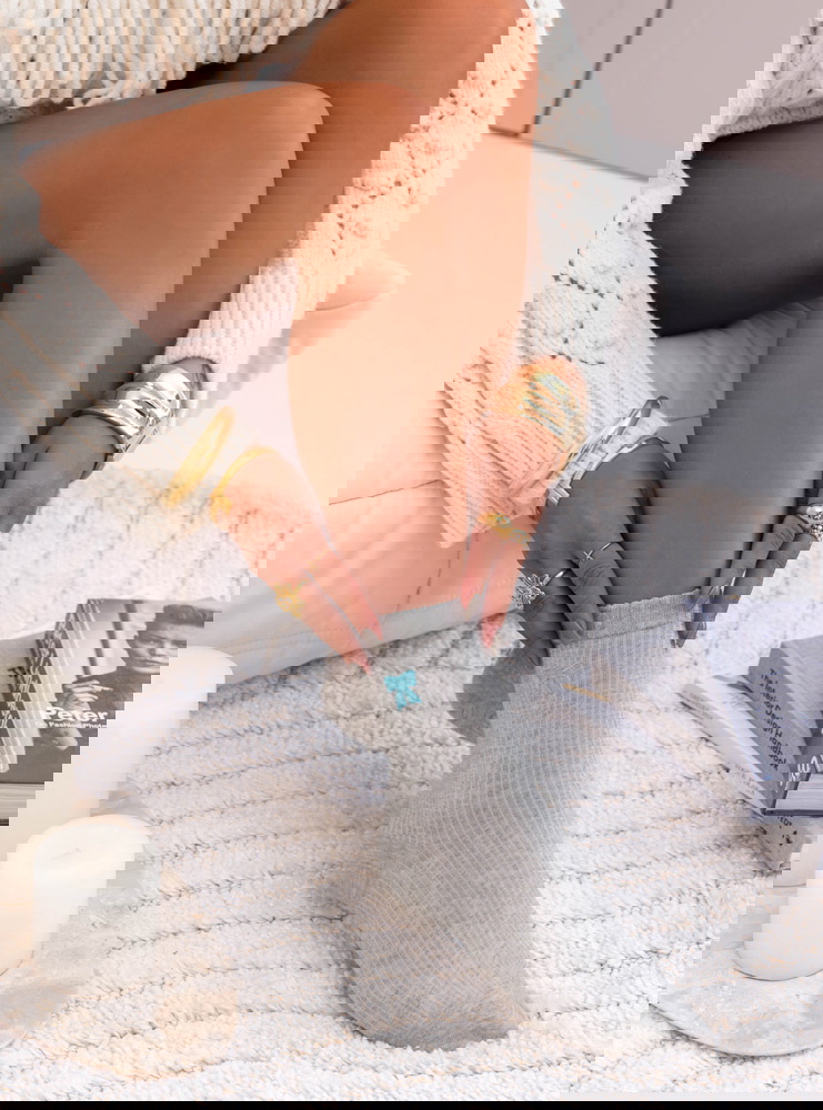 Szare skarpetki z naszywką w...