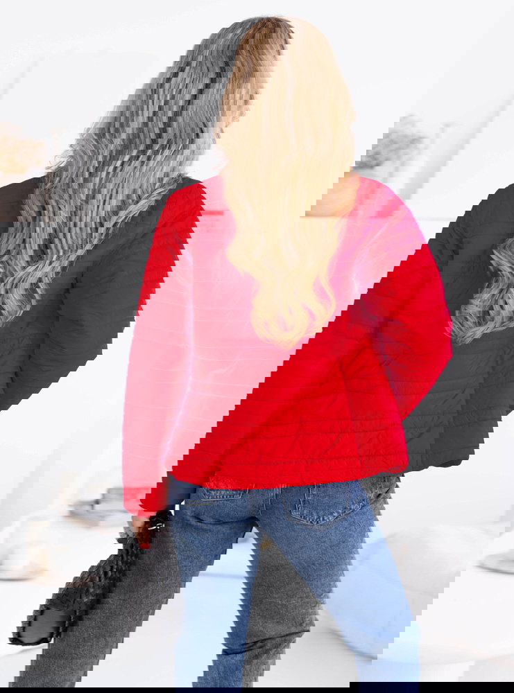 Malinowa pikowana kurtka zapinana na...