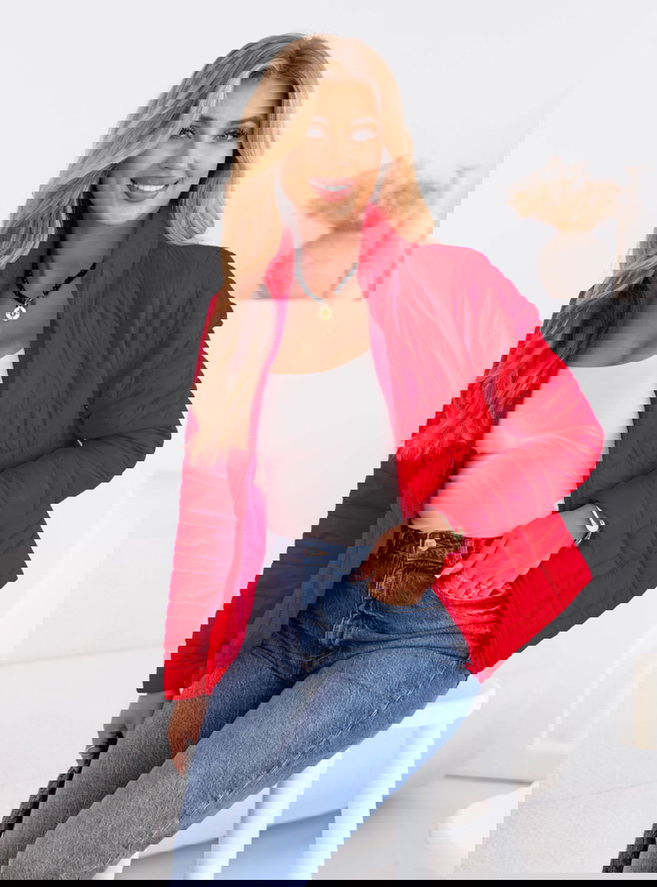 Malinowa pikowana kurtka zapinana na...