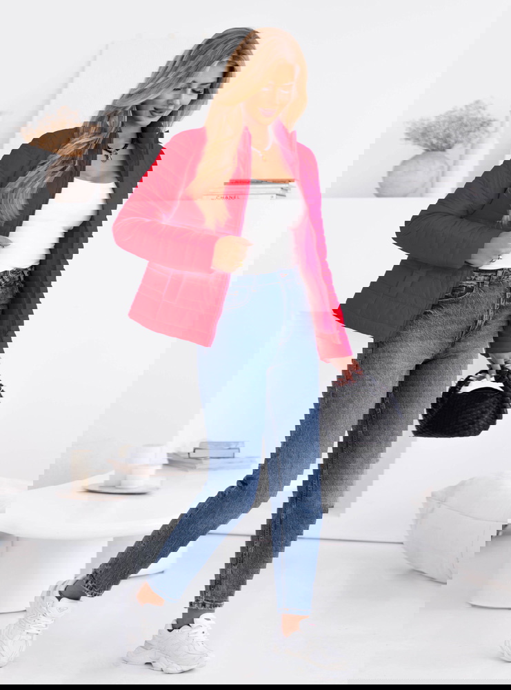 Malinowa pikowana kurtka zapinana na...