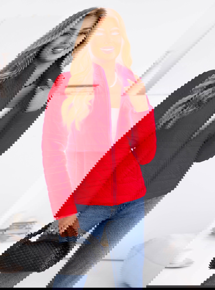 Malinowa pikowana kurtka zapinana na...