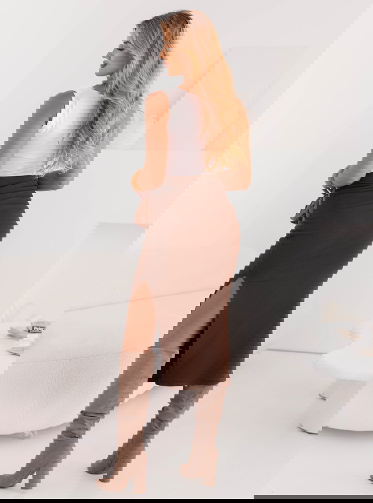 Prążkowana spódnica z rozcięciem...