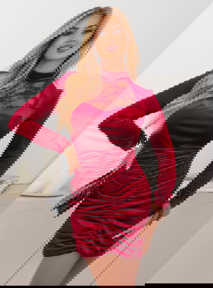 Malinowa welurowa sukienka z koronką...