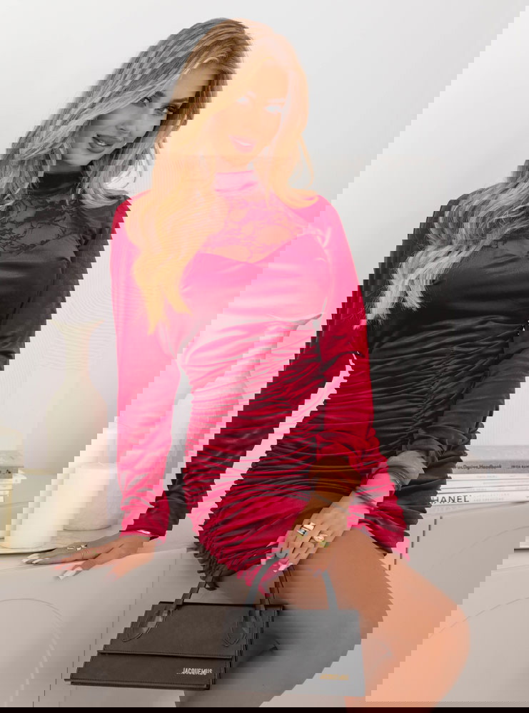 Malinowa welurowa sukienka z koronką...