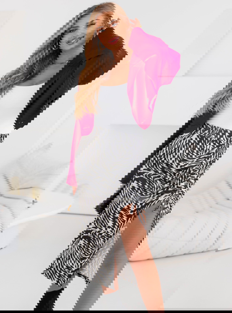 Dopasowana spódnica midi z rozcięciem...