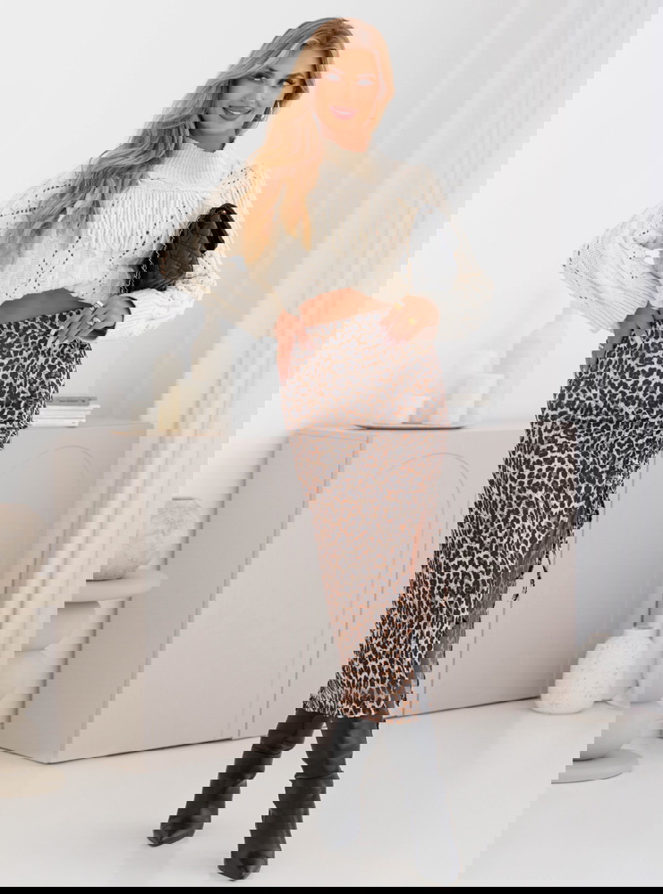 Dopasowana spódnica midi z rozcięciem...