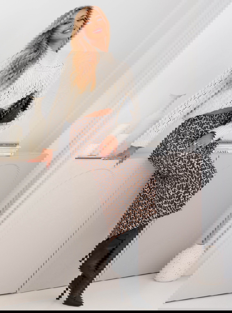 Dopasowana spódnica midi z rozcięciem...