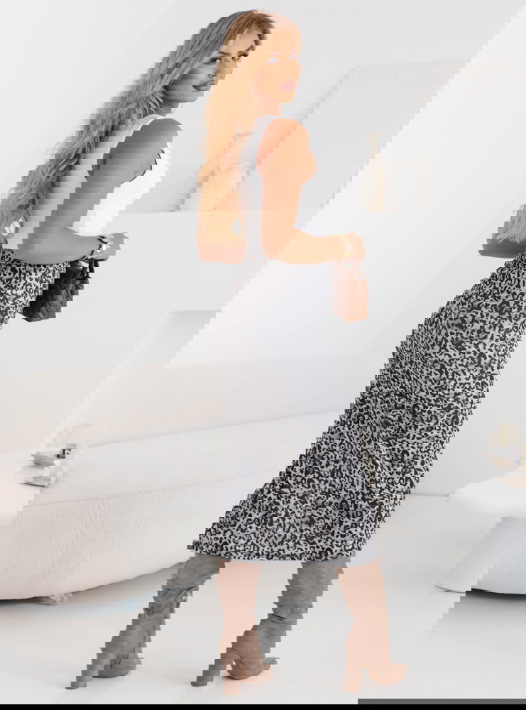 Dopasowana spódnica midi z rozcięciem...