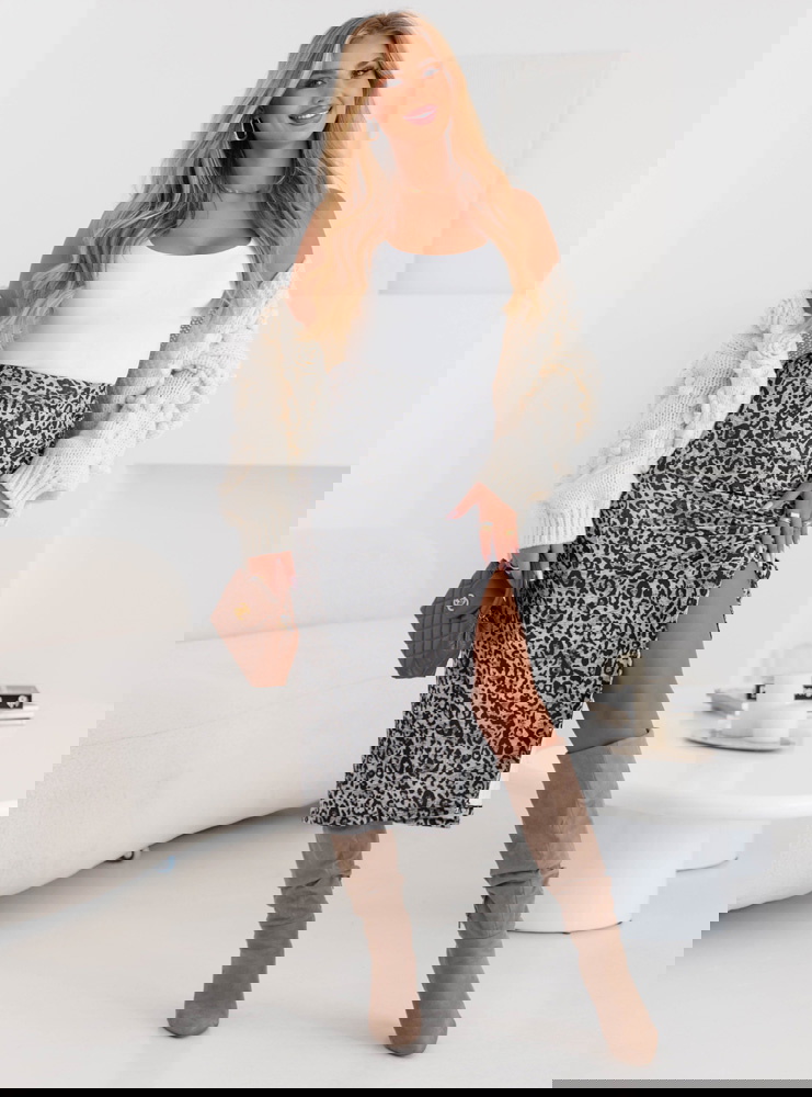 Dopasowana spódnica midi z rozcięciem...