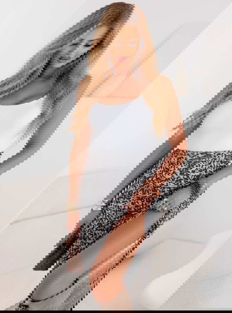 Dopasowana spódnica midi z rozcięciem...