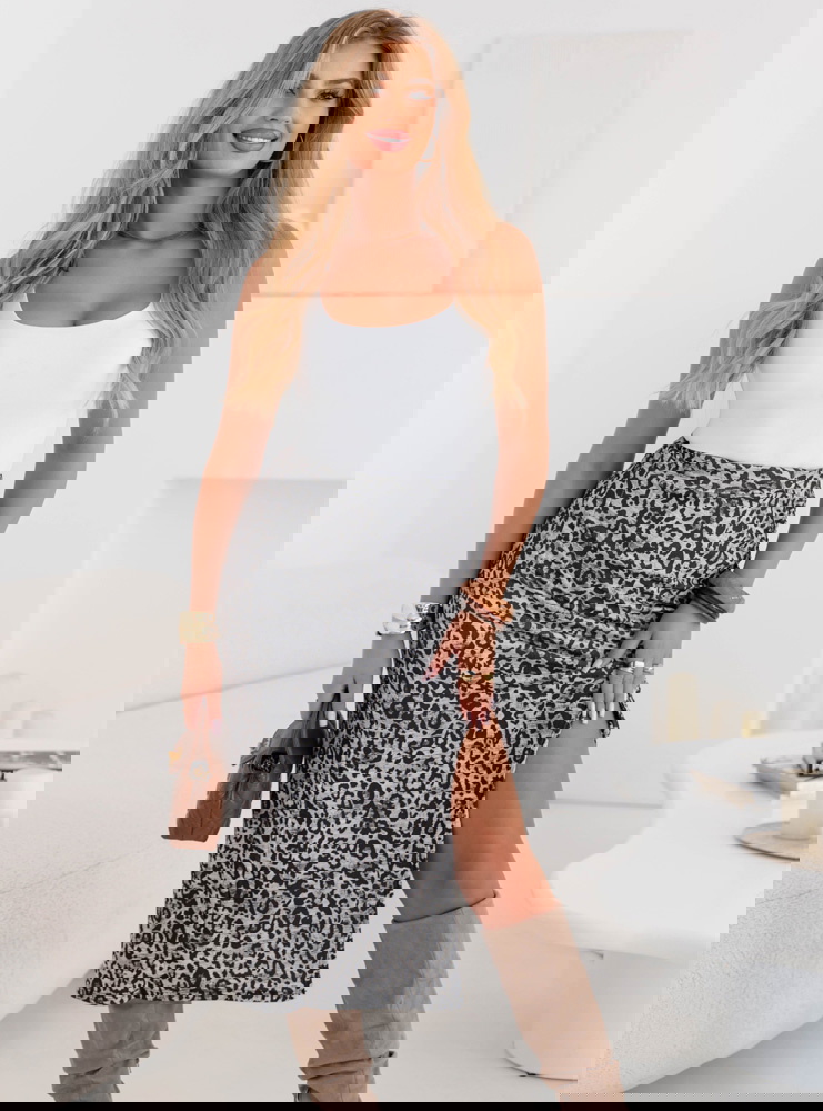 Dopasowana spódnica midi z rozcięciem...