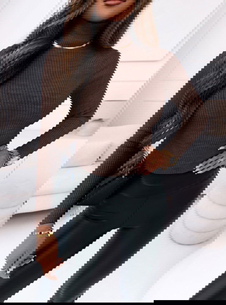 Czekoladowy sweter z golfem i długimi...