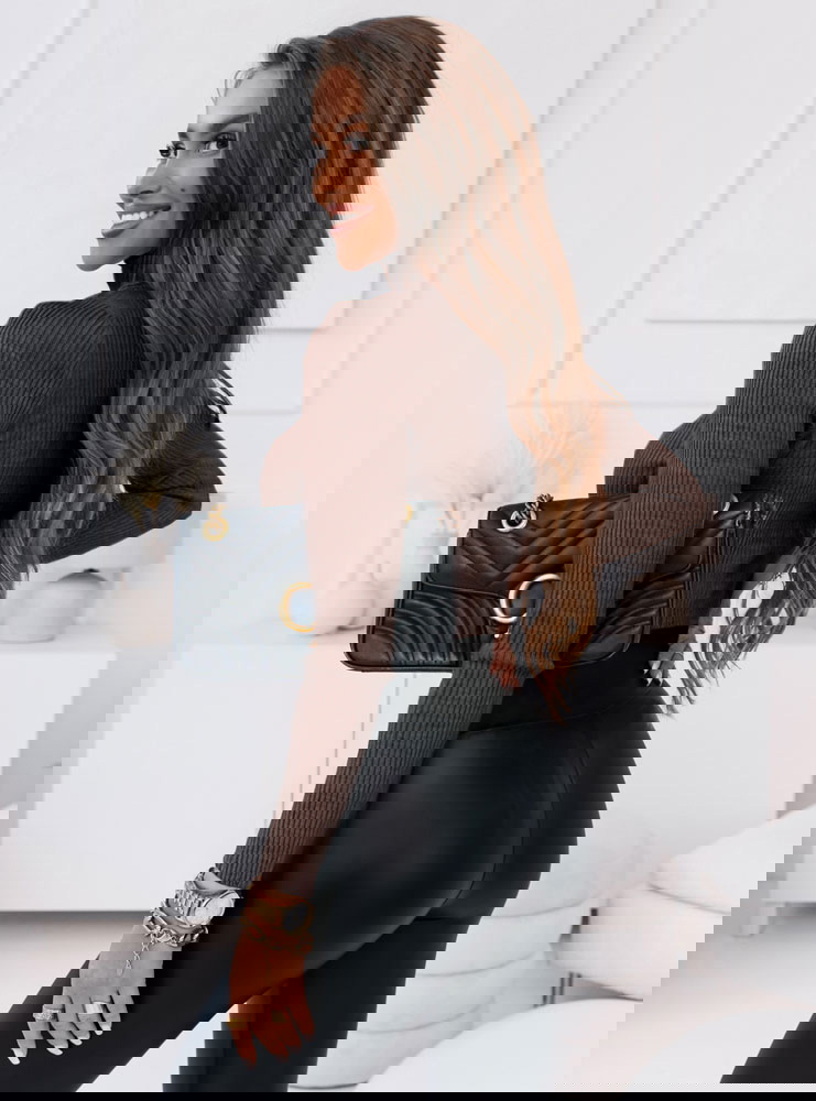 Czekoladowy sweter z golfem i długimi...