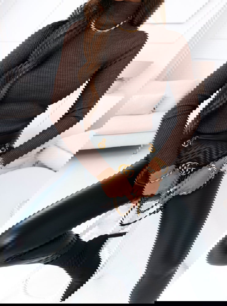 Czekoladowy sweter z golfem i długimi...