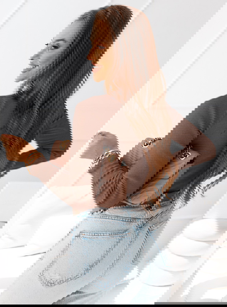 Prążkowana bluzka z dekoltem w serek...