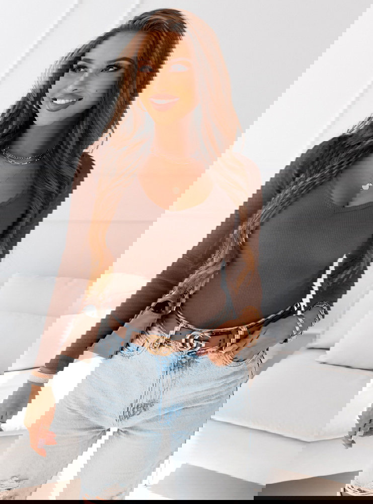 Prążkowana bluzka z dekoltem w serek...