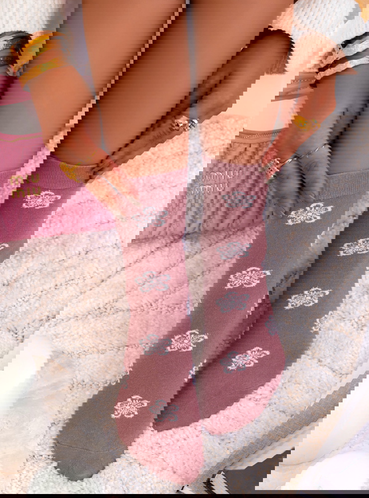 Skarpetki w kwiatki Norria - brudny róż