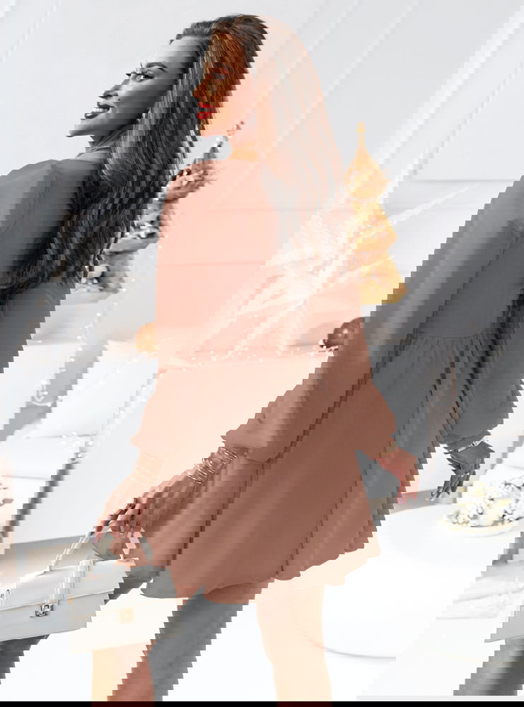 Sukienka z marszczeniem na dekolcie...