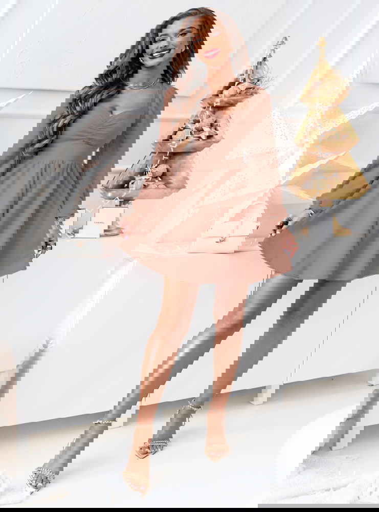 Sukienka z marszczeniem na dekolcie...