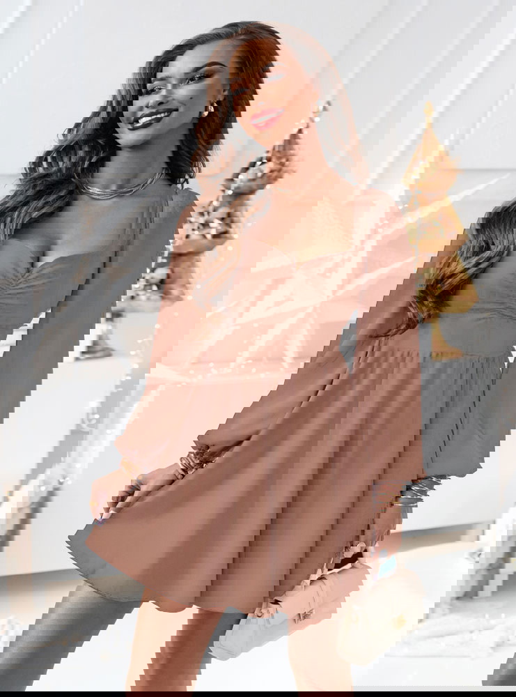 Sukienka z marszczeniem na dekolcie...