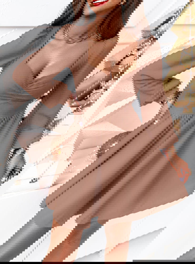 Sukienka z marszczeniem na dekolcie...