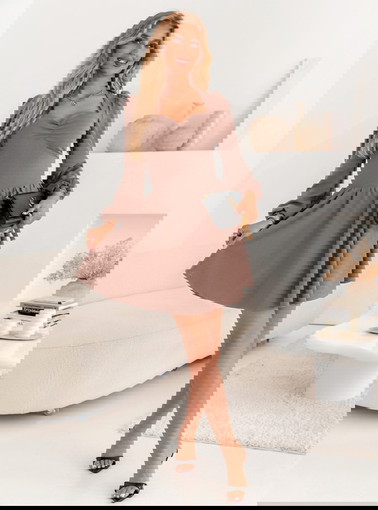 Sukienka z marszczeniem na dekolcie...