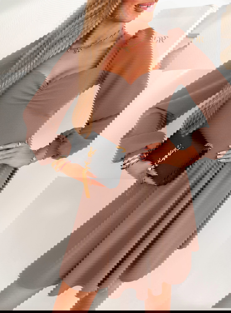 Sukienka z marszczeniem na dekolcie...