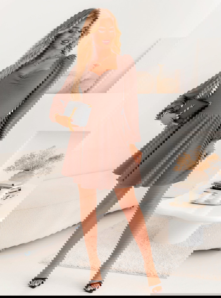 Sukienka z marszczeniem na dekolcie...