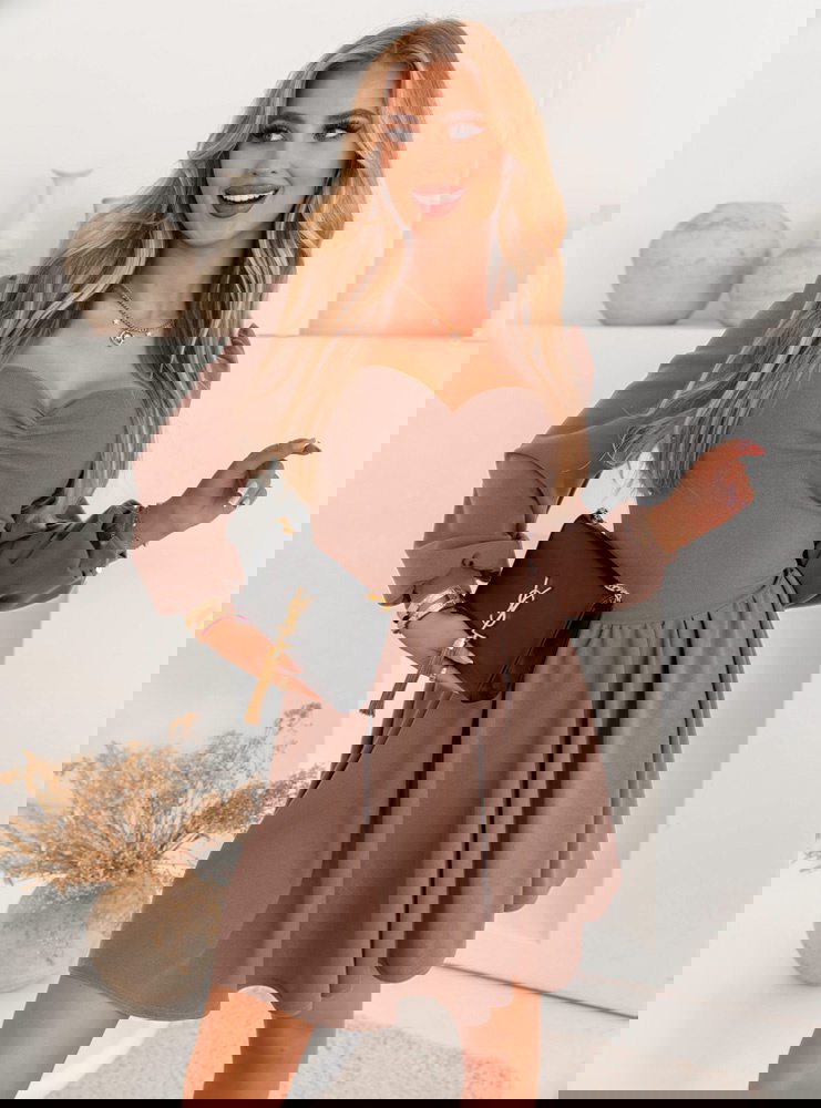 Sukienka z marszczeniem na dekolcie...