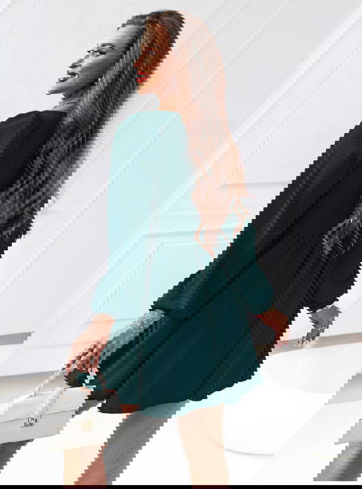 Sukienka z marszczeniem na dekolcie...