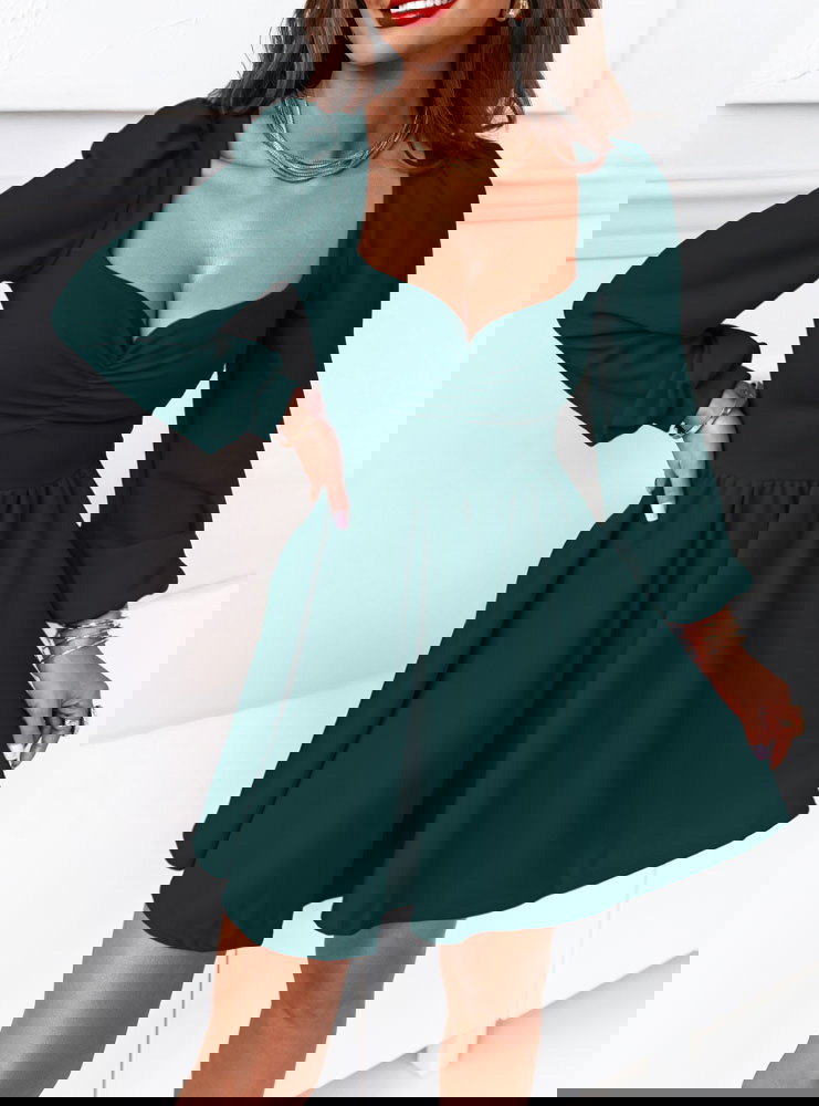 Sukienka z marszczeniem na dekolcie...