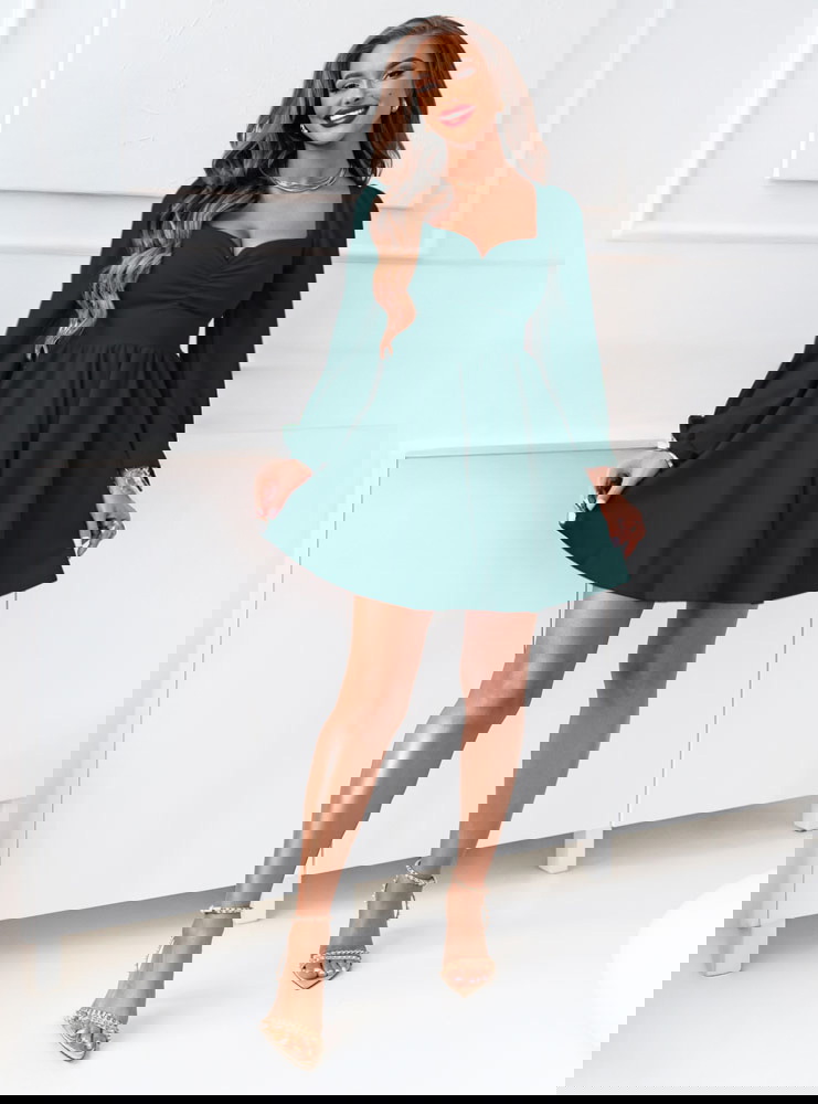 Sukienka z marszczeniem na dekolcie...