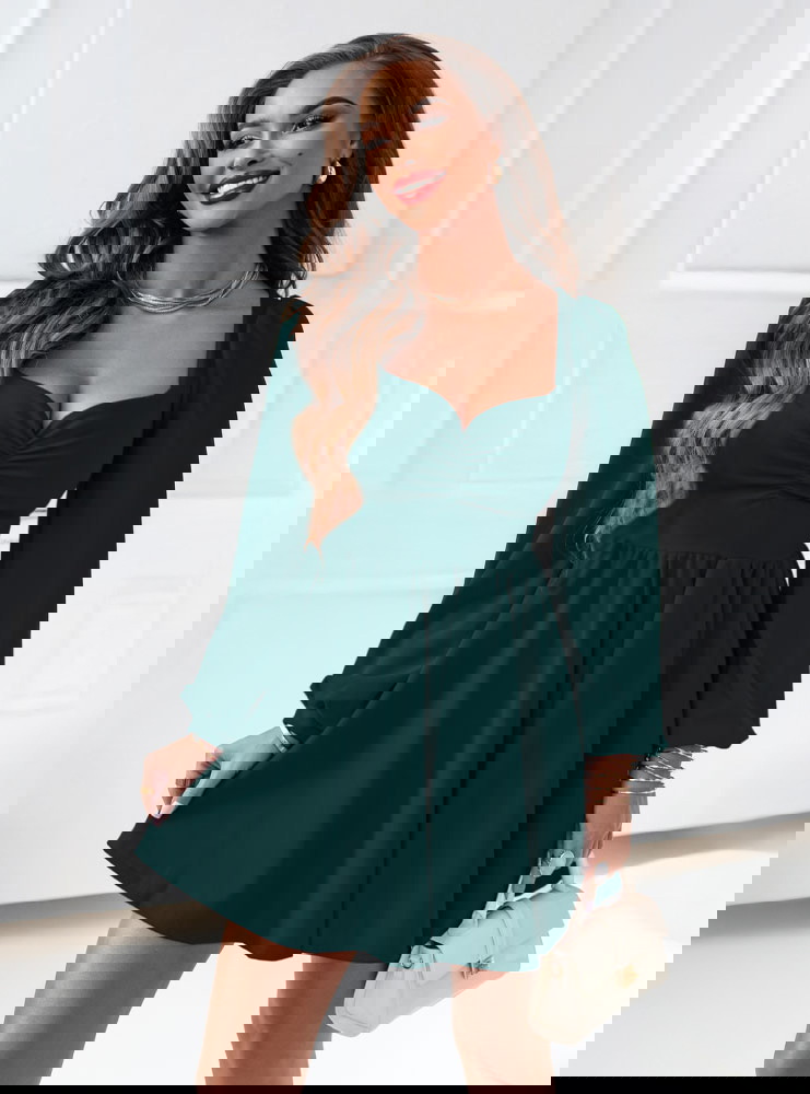 Sukienka z marszczeniem na dekolcie...